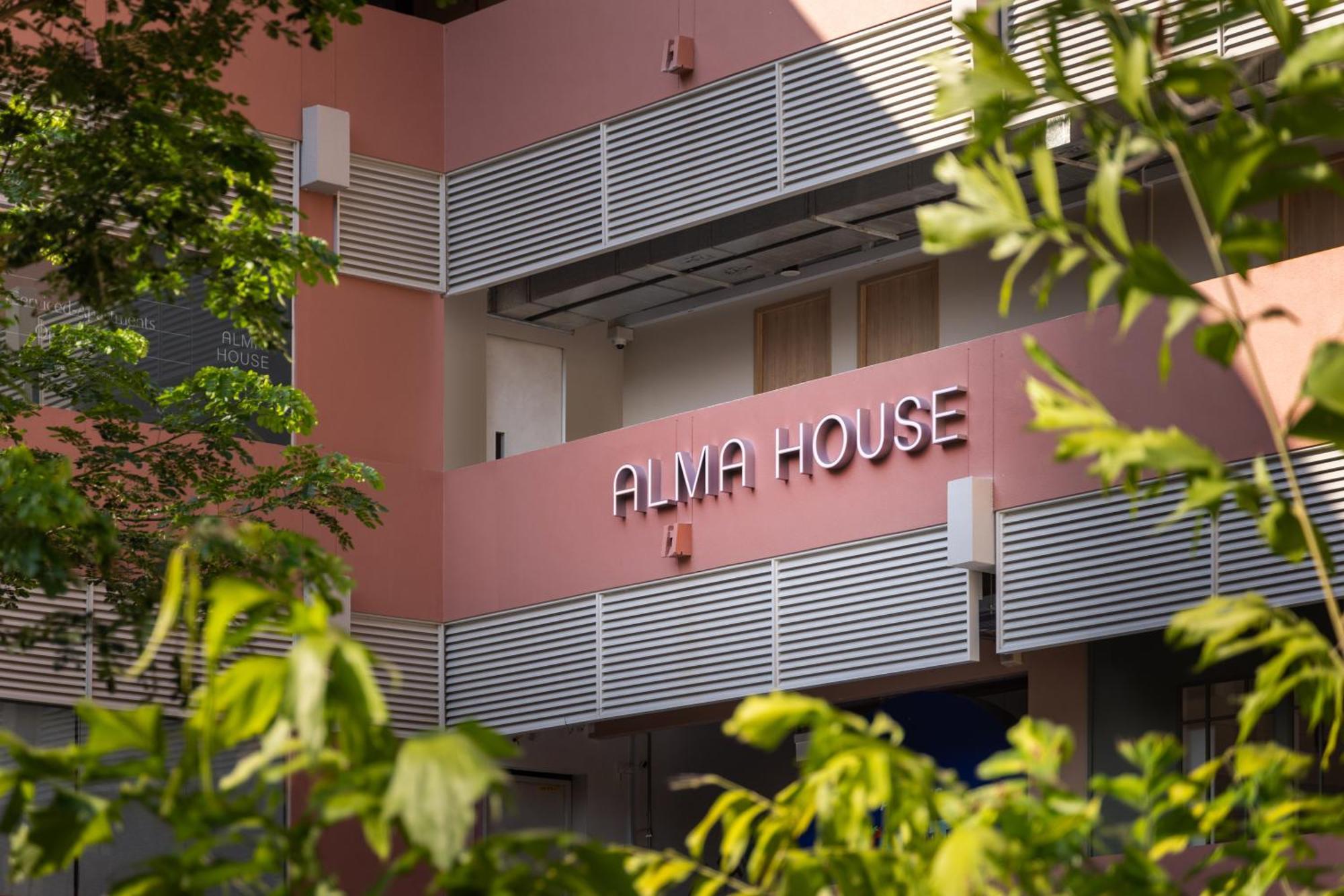 Khách sạn Alma House